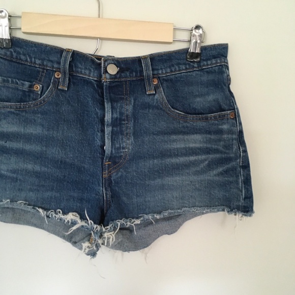 Levis 501 Jeans Shorts Sz 27 Blue Button Fly High Rise Cut Off Raw Hem Mid Wash - Picture 3 of 14